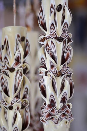 Lumanari sculptate 6 coloane, miez aparent maro cu exterior ivory, decorate cu boabe de cafea