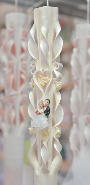 Lumanari nunta sculptate 5 coloane, model cu inima, cu figurina si trandafirasi, irizatie crem cu ivory exterior