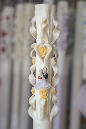 Lumanari nunta sculptate 5 coloane, model cu inima, cu figurina si trandafirasi, alb cu irizatie crem, cu flori galben