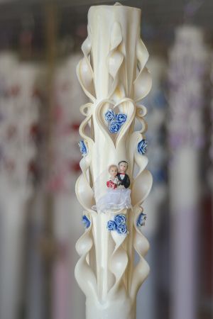 Lumanari nunta sculptate 5 coloane, model cu inima, cu figurina si trandafirasi, alb cu irizatie crem, cu flori albastre 