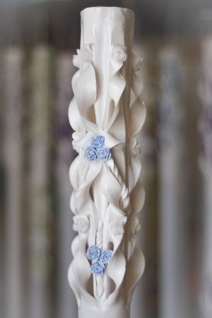 Lumanari sculptate 5 coloane, alb cu buchete de flori din ceara, culoare la alegere