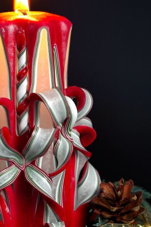 Lumanare decorativa sculptata - model Bouquet cu exterior rosu