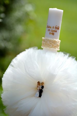Lumanari nunta cu  brau floral si aranjament din tul glob
