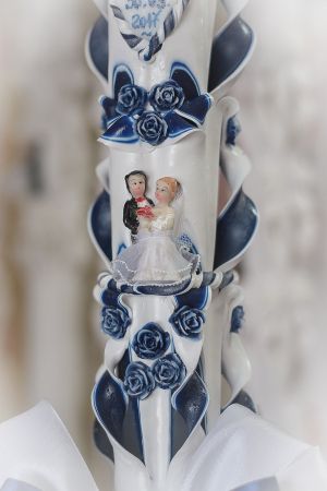 Lumanari nunta sculptate , model 5 coloane, cu miez colorat,  cu figurina miri, cu trandafirasi - bleumarin