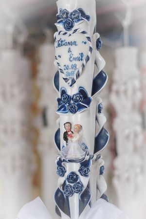 Lumanari nunta sculptate , model 5 coloane, cu miez colorat,  cu figurina miri, cu trandafirasi - bleumarin