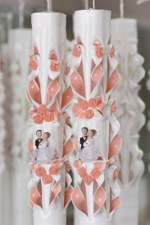 Lumanari nunta sculptate , model 5 coloane, cu miez colorat,  cu figurina miri, cu trandafirasi - somon