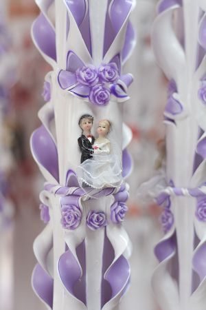 Lumanari nunta sculptate , model 5 coloane, cu miez colorat,  cu figurina miri, cu trandafirasi -  mov-lila