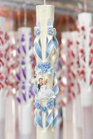 Lumanari nunta sculptate 5 coloane, miez bleu cu exterior crem, cu figurina si trandafirasi din ceara