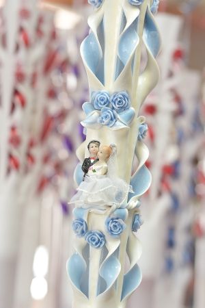 Lumanari nunta sculptate 5 coloane, miez bleu cu exterior crem, cu figurina si trandafirasi din ceara