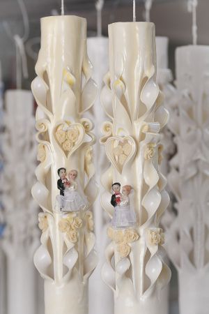 Lumanari nunta sculptate 5 coloane, model cu inima, cu figurina si trandafirasi, irizatie bej antic, exterior ivoy