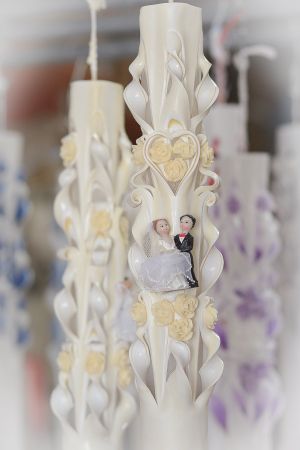 Lumanari nunta sculptate 5 coloane, model cu inima, cu figurina si trandafirasi, irizatie bej antic, exterior ivoy