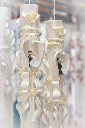 Lumanari nunta sculptate 6 coloane, irizatie de crem cu trandafirasi din ceara si cu figurina, model inima