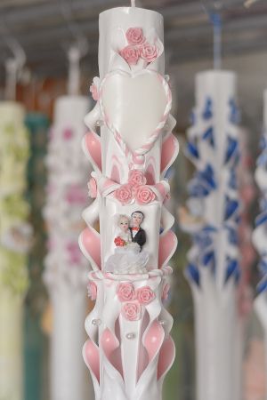 Lumanari nunta sculptate , model 5 coloane, cu miez colorat,  cu figurina miri, cu trandafirasi - roz