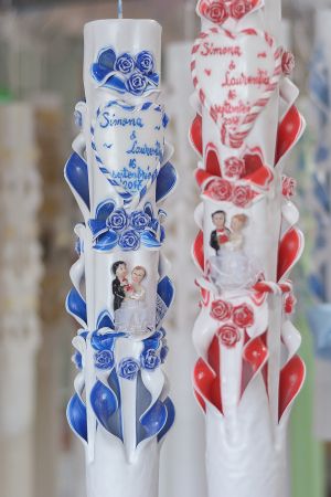 Lumanari nunta sculptate , model 5 coloane, cu miez colorat,  cu figurina miri, cu trandafirasi si cu inima din ceara personalizata - albastru