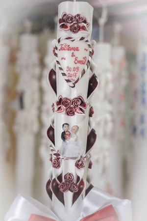 Lumanari nunta sculptate , model 5 coloane, cu miez colorat,  cu figurina miri, cu trandafirasi cu inima din ceara personalizata - grena