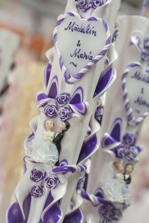 Lumanari nunta sculptate , model 5 coloane, cu miez colorat,  cu figurina miri, cu trandafirasi si cu inima din ceara personalizata -  mov
