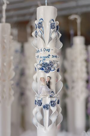 Lumanari nunta sculptate , model 5 coloane,  irizatie de culoare, cu figurina, cu trandafirasi din ceara  - crem, bej antic, galben, bleumarin