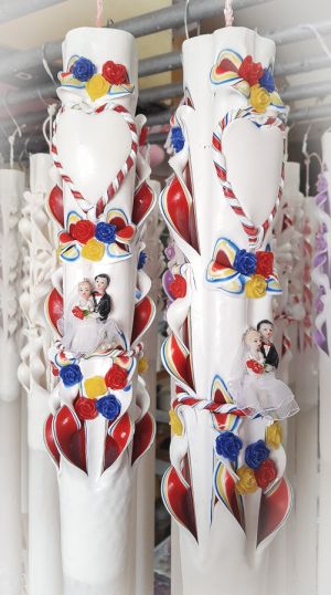 Lumanari nunta sculptate , model 5 coloane, cu miez colorat,  cu figurina miri, cu trandafirasi - tricolor