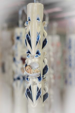 Lumanari botez sculptate, miez colorat  cu figurina bebelus,   cu perlute , bleumarin cu crem 