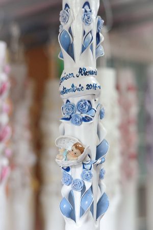Lumanari botez sculptate, miez colorat, cu figurina bebelus,  cu trandafirasi - combinatie bleu -  bleumarin