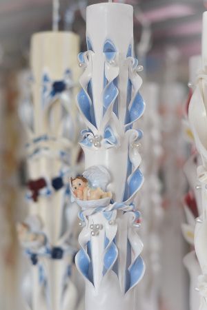 Lumanari botez sculptate, miez colorat  cu figurina bebelus,   cu perlute  -  bleu 