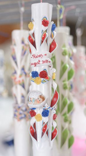 Lumanari botez sculptate,tricolor, cu figurina bebelus,   trandafirasi din ceara