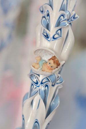 Lumanari botez sculptate, miez colorat, model cu 6 coloane cu figurina bebelus  combinatie bleu -  bleumarin