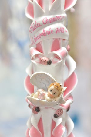 Lumanari botez sculptate, cu figurina bebelus,  buburuze, cu miez colorat roz