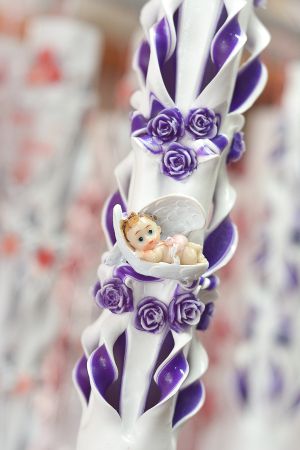 Lumanari botez sculptate, miez colorat, cu figurina bebelus,  trandafirasi din ceara - mov