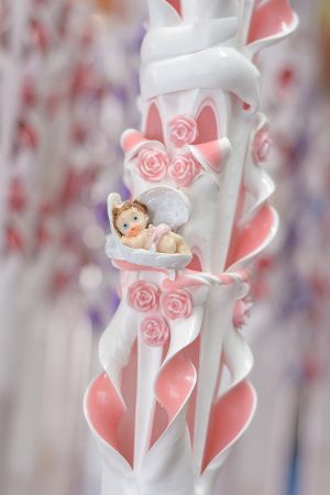 Lumanari botez sculptate, miez colorat, cu figurina bebelus,  trandafirasi din ceara - roz