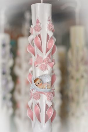 Lumanari botez sculptate, miez colorat, cu figurina bebelus,  trandafirasi din ceara - roz