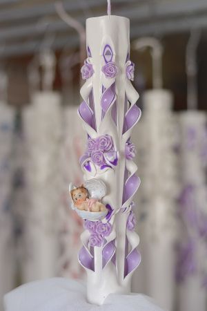 Lumanari botez sculptate, miez colorat, cu figurina bebelus,  cu trandafirasi - combinatie mov - lila