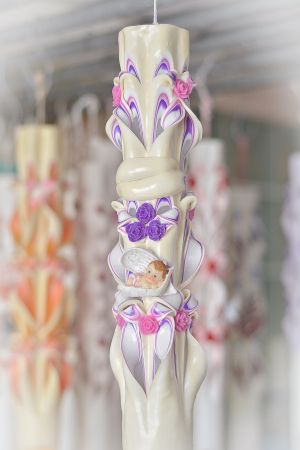 Lumanari botez sculptate, cu figurina bebelus, cu trandafirasi din ceara - combinatie mov cu roz -fucsia si exterior ivory