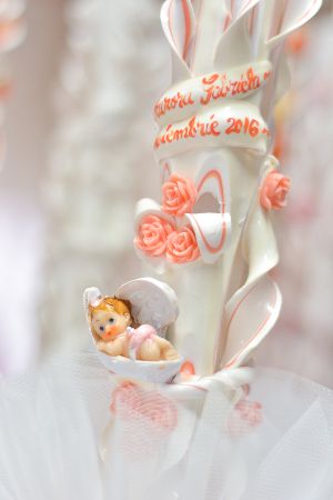 Lumanari botez sculptate, irizatie de culoare, cu figurina bebelus,   somon cu crem pe exterior