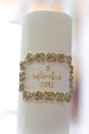 Lumanare cilindru diametru de 7cm, alb- textura, cu chenar din trandafiri aurii, cu personalizare