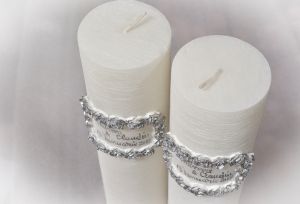 Lumanare cilindru diametru de 7cm, alb- textura, cu chenar din trandafiri argintii, cu personalizare