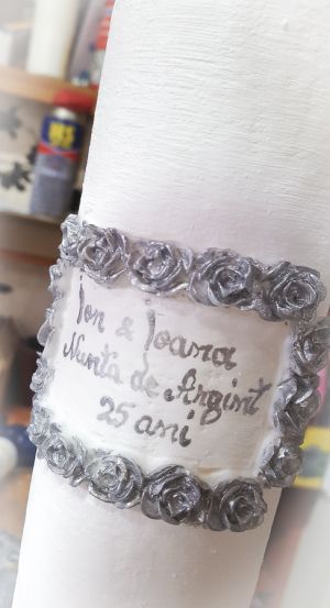 Lumanare cilindru diametru de 7cm, alb- textura, cu chenar din trandafiri argintii, cu personalizare