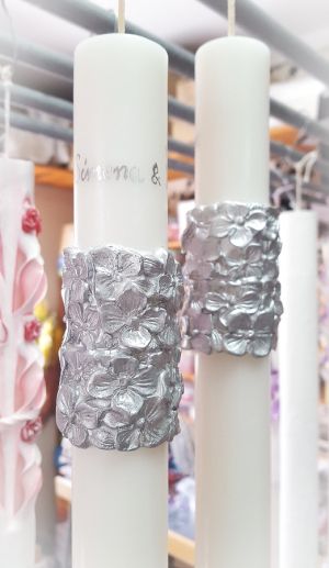 Lumanari  cilindru albe cu diametrul de  4.6 cm - cu brau dublu floral -  nunta de argint