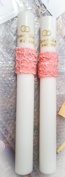 Lumanari  cilindru albe cu diametrul de  4.6 cm - cu brau dublu floral - culoare la alegere  