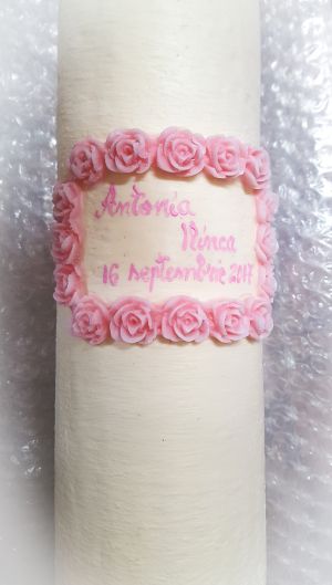 Lumanare cilindru diametru de 7cm,  textura, cu chenar din trandafiri colorati la alegere, cu personalizare