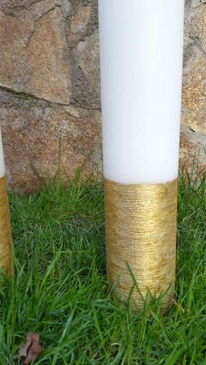 Lumanare cilindru diametru de 7cm, inaltime de 30, 40 sau 50cm - cu brau din hortensii si baza creponata -auriu