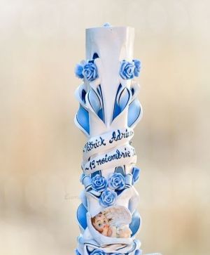 Lumanari botez sculptate, miez colorat, cu figurina bebelus,  cu trandafirasi - combinatie bleu -  bleumarin
