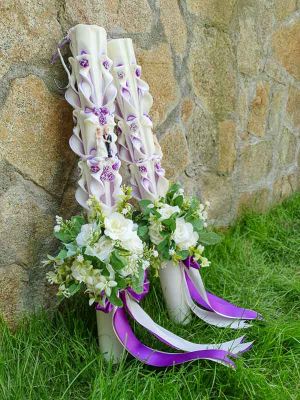 Lumanare nunta cu aranjament din flori artificiale  -mov si ivory