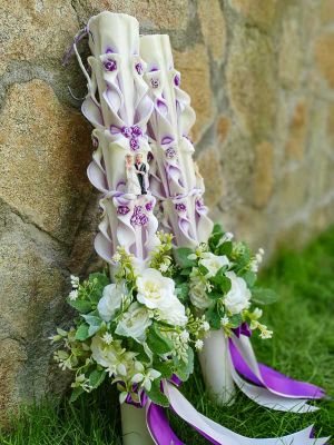 Lumanare nunta cu aranjament din flori artificiale  -mov si ivory